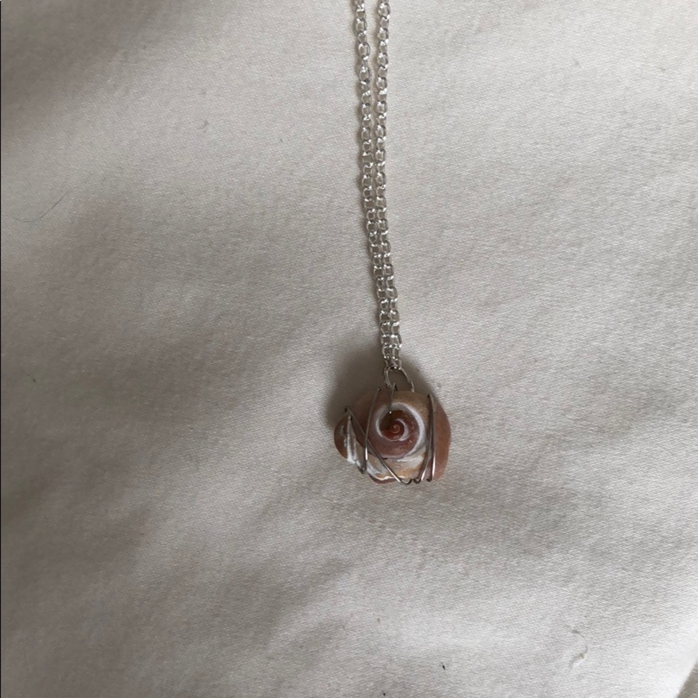 Shell choker necklace